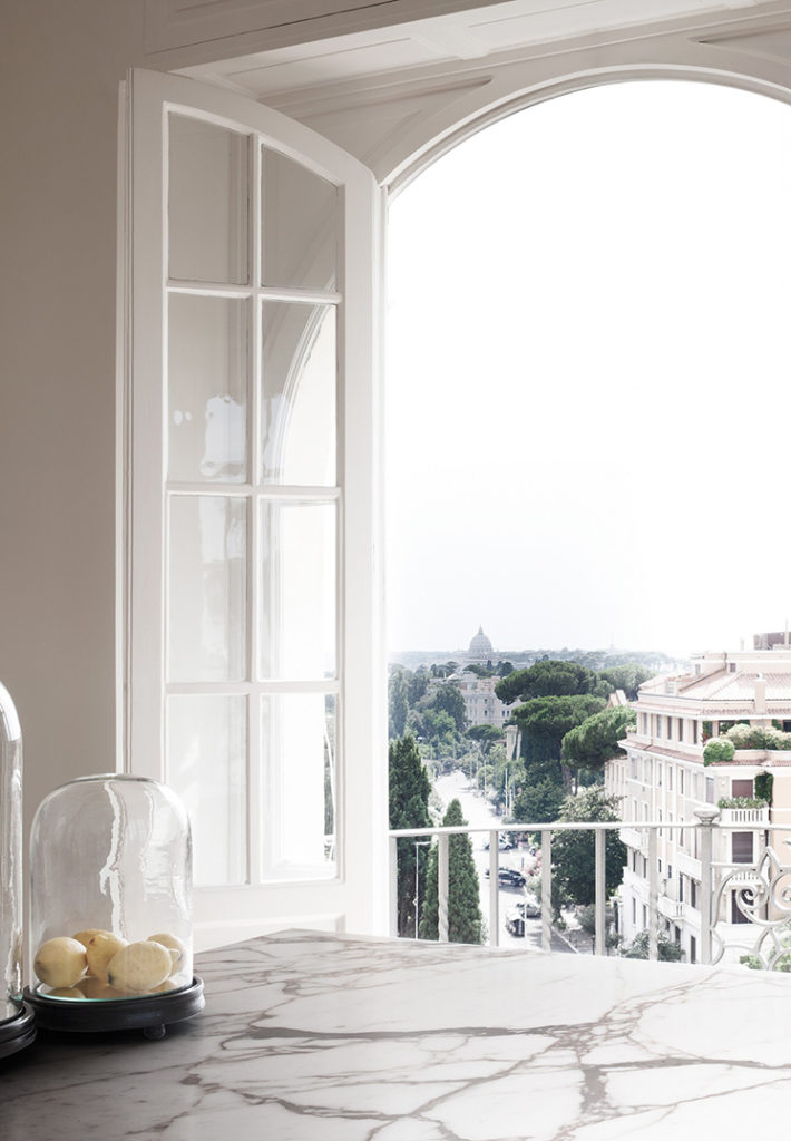 Bianco e dettagli architettonici per un appartamento a Roma