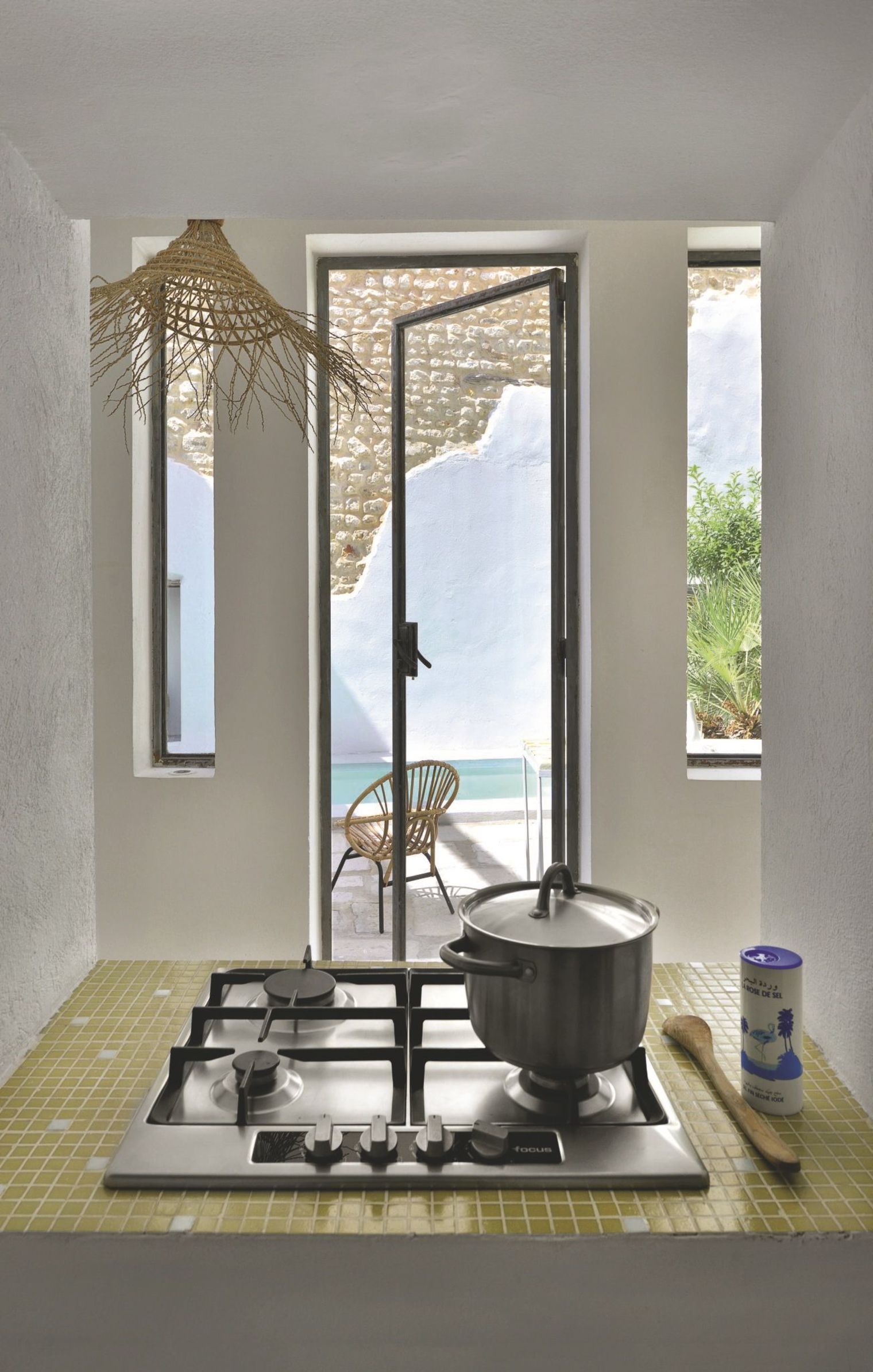 une-cuisine-deco-ouverte-sur-l-exterieur_5319641