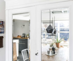Un interno olandese in bianco&nero e grigio