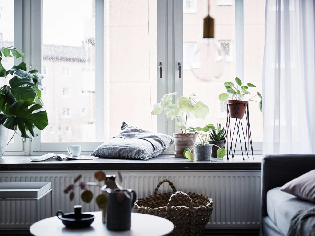 Un appartamento in grigio con un tocco di rosa