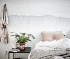 Un appartamento in grigio con un tocco di rosa