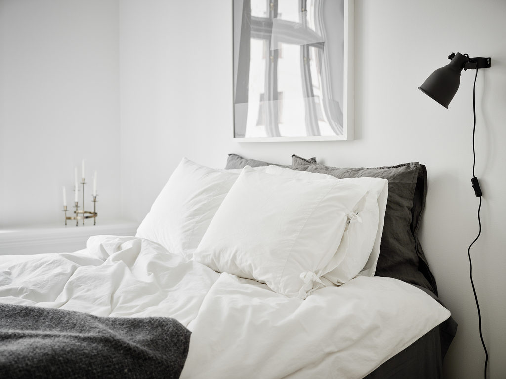 Interno in bianco e grigio in stile nordico