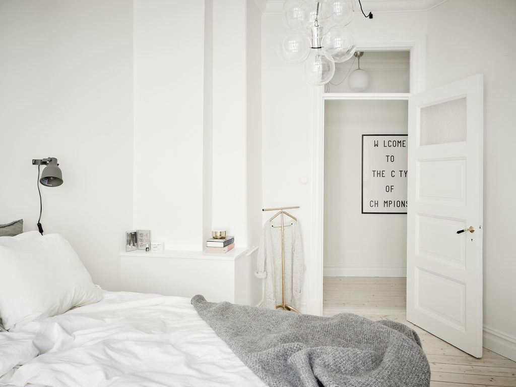 Interno in bianco e grigio in stile nordico