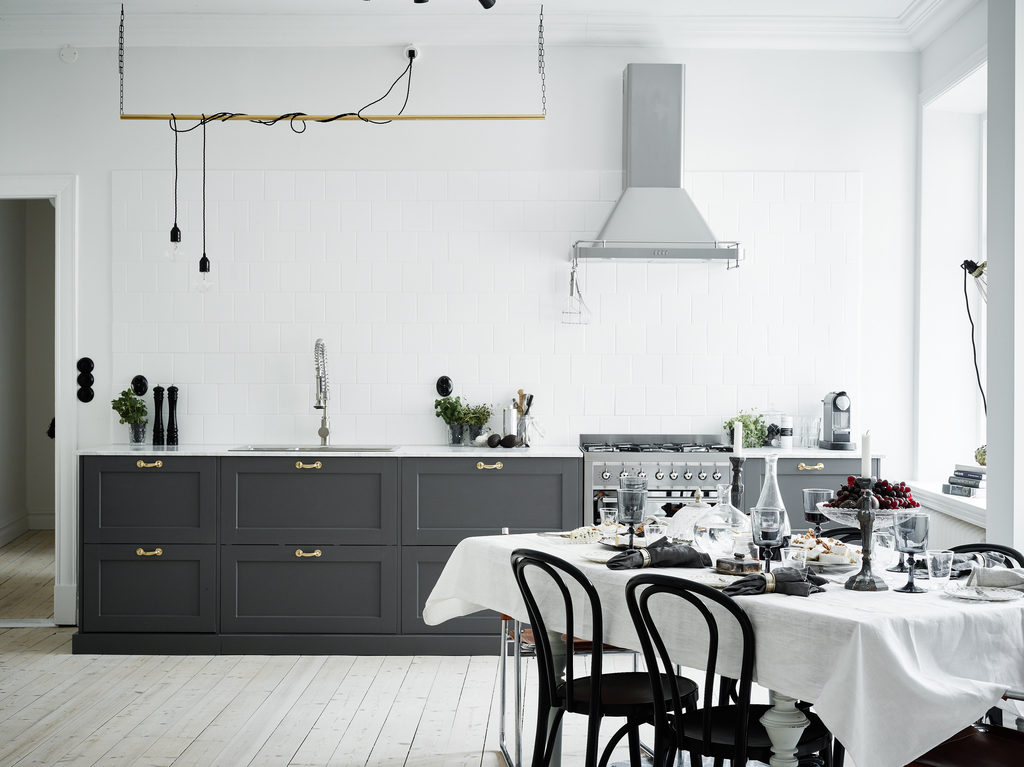 Interno in bianco e grigio in stile nordico