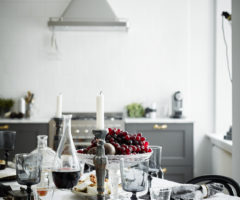 Interno in bianco e grigio in stile nordico