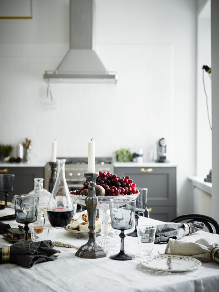 Interno in bianco e grigio in stile nordico
