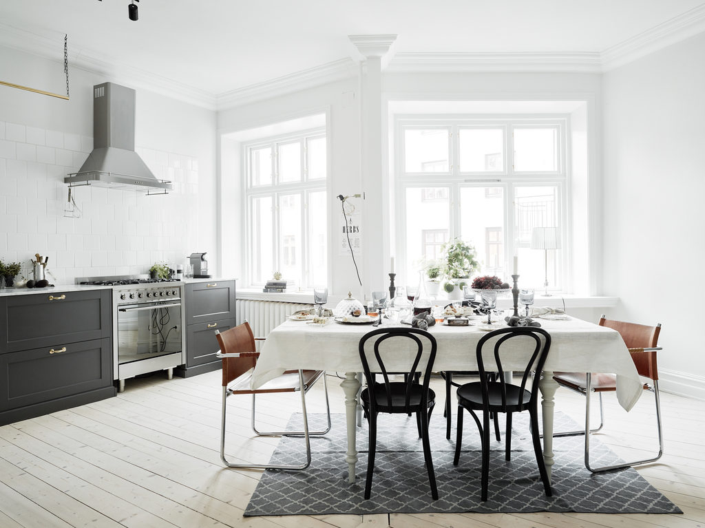 Interno in bianco e grigio in stile nordico