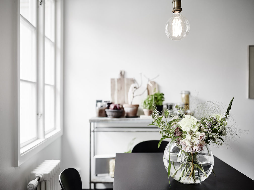 Interno nordico con sedie Thonet