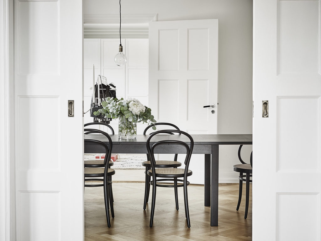 Interno nordico con sedie Thonet
