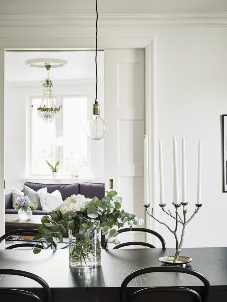 Interno nordico con sedie Thonet