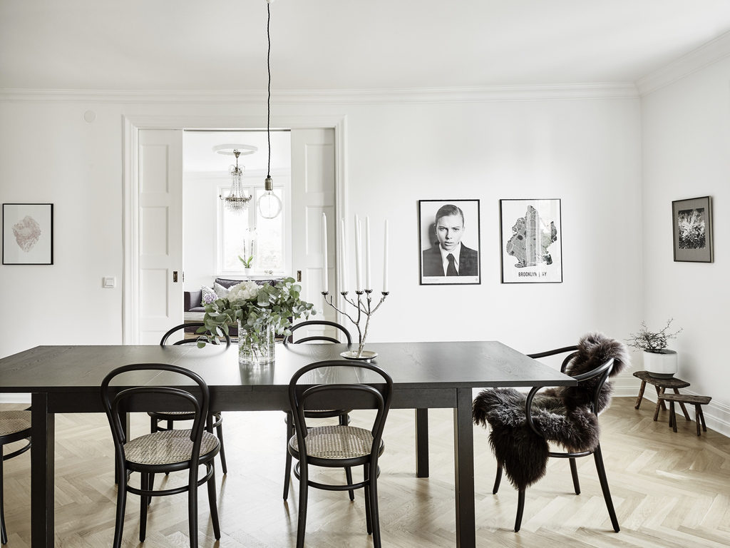 Interno nordico con sedie Thonet