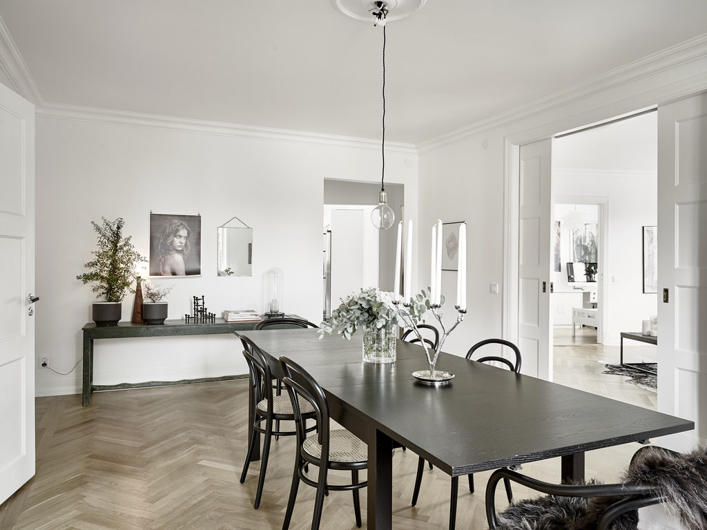 Interno nordico con sedie Thonet
