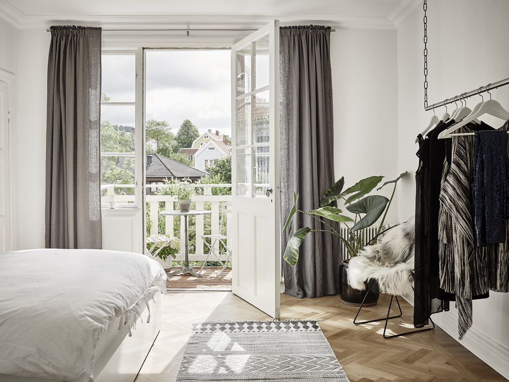 Interno nordico con sedie Thonet