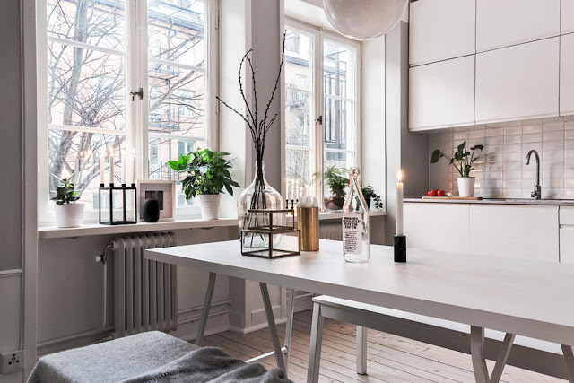 Una parete divisoria in vetro e ferro