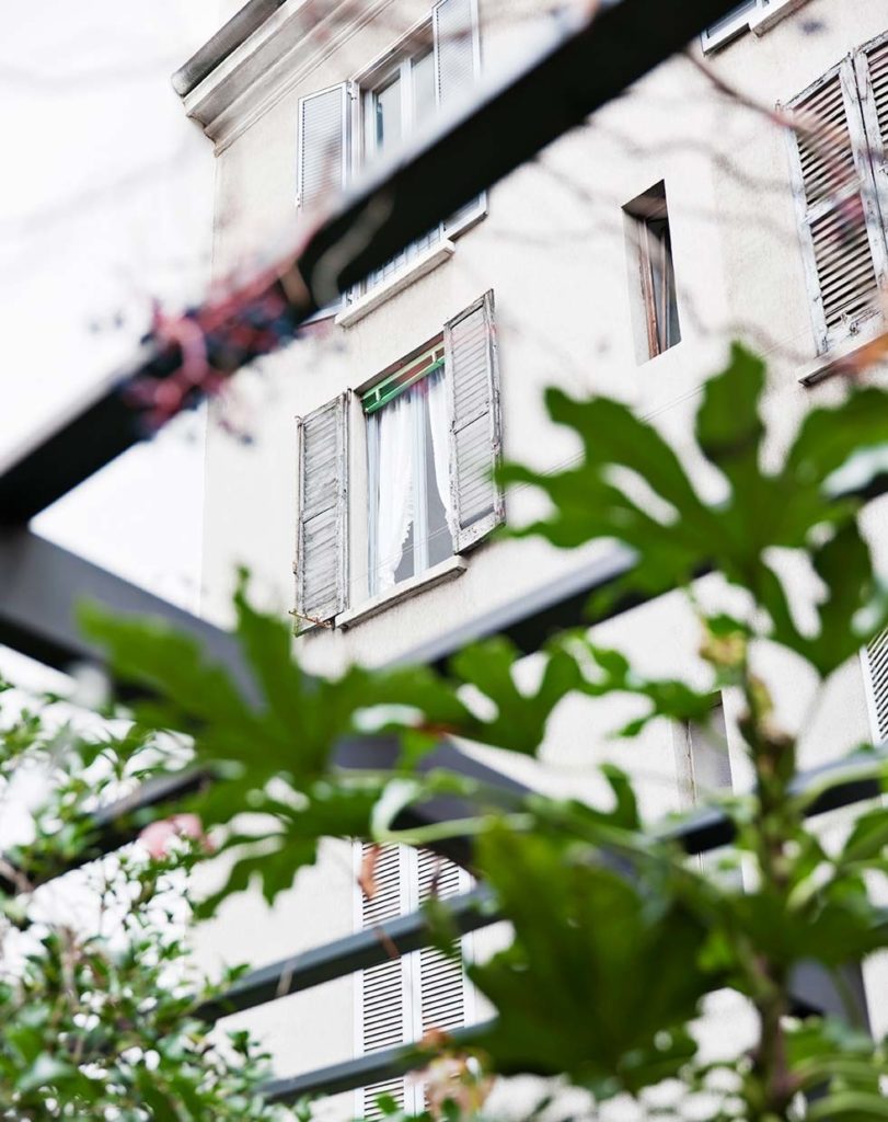 Total white con terrazzo a Milano