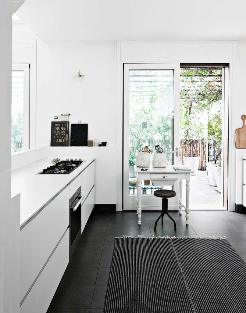 Total white con terrazzo a Milano