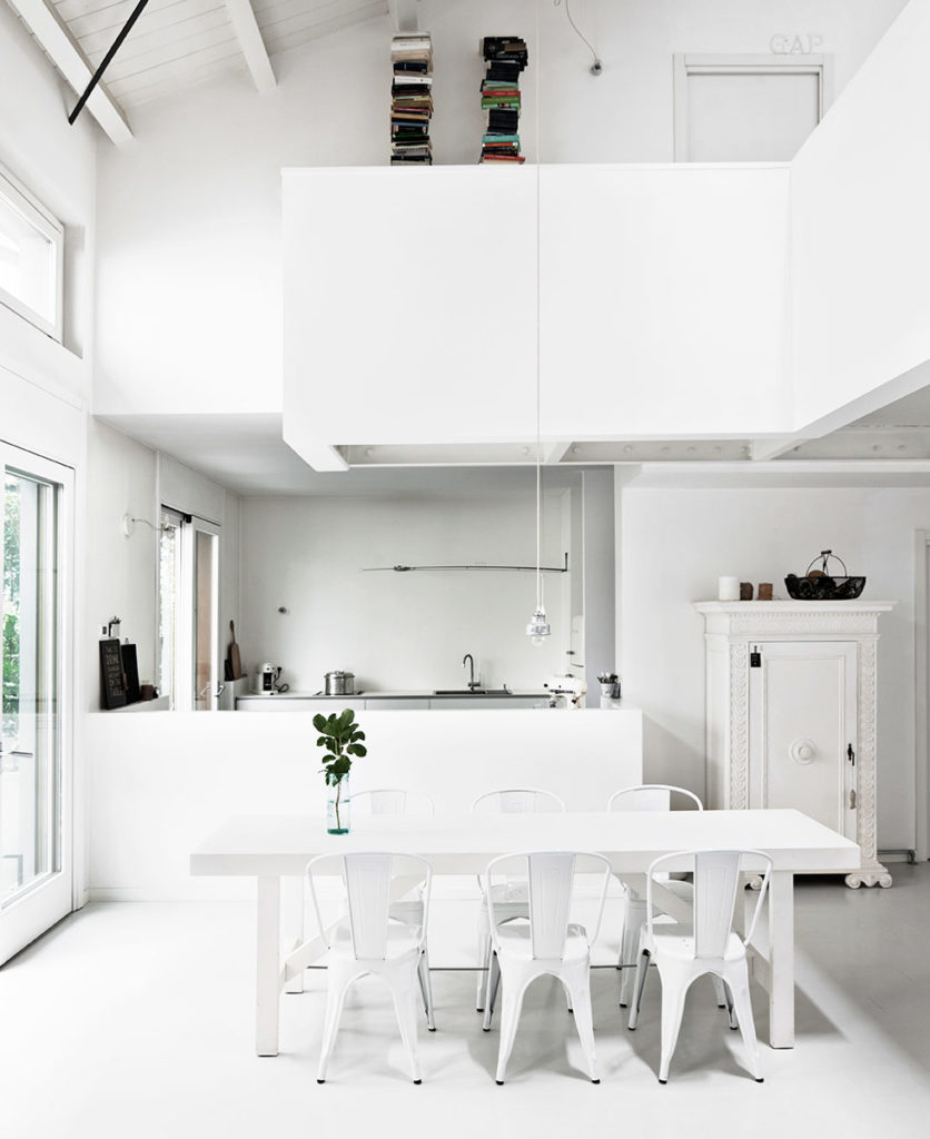 Total white con terrazzo a Milano