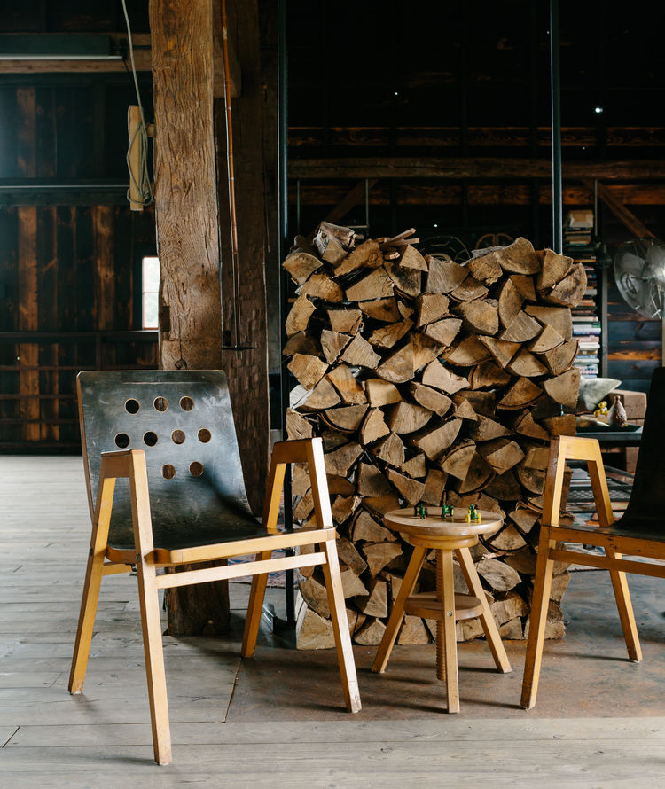 flights-of-fancy-new-york-hudson-valley-retreat-barn-vintage-plywood-stacking-chairs-roland-rainer