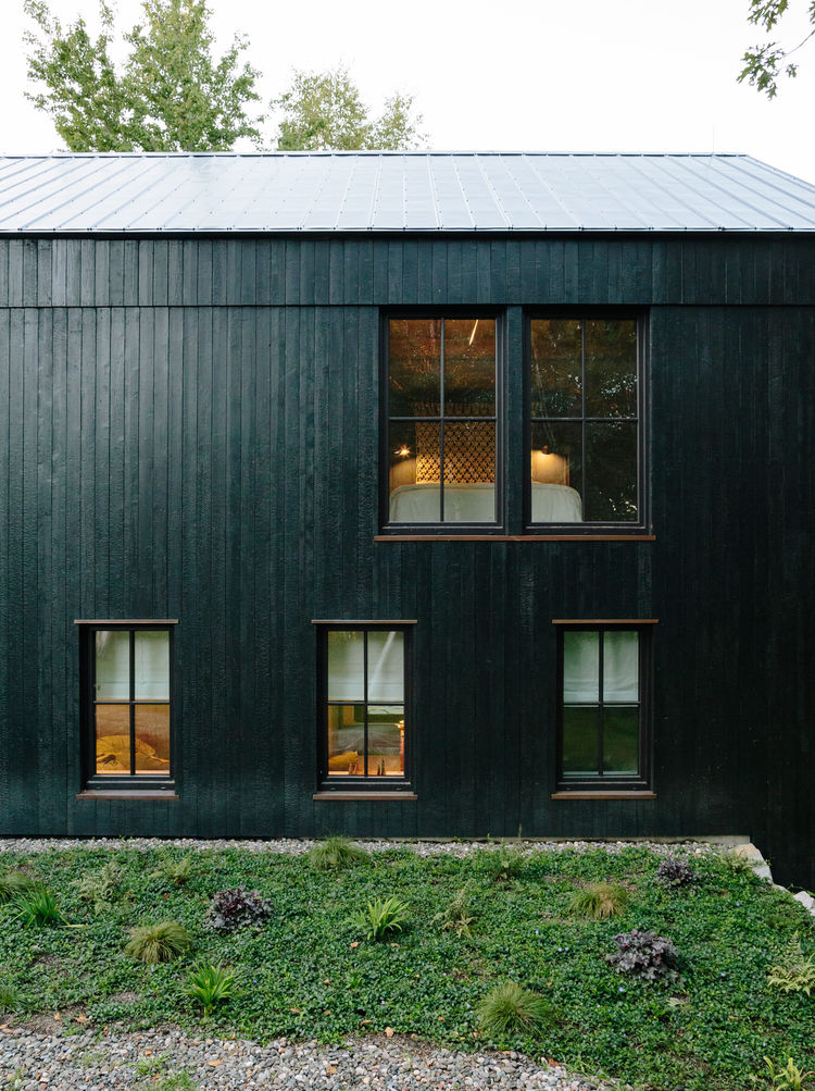 flights-of-fancy-new-york-hudson-valley-retreat-facade-vermont-timber-frames-insulated-panels-charred-cedar-cladding-agway-metals-roof-panels