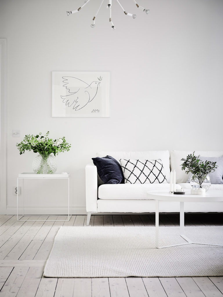 Una casa svedese dal look monocromatico casa in total white divano