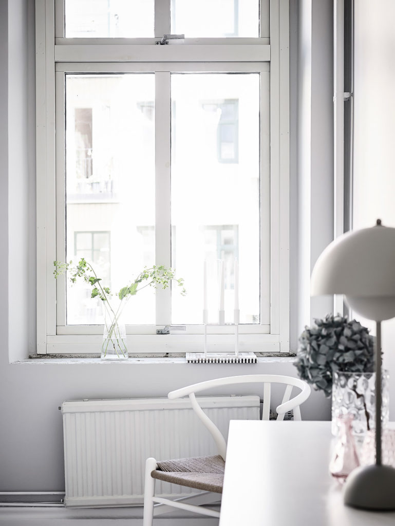 Una casa svedese dal look monocromatico casa in total white stanza da letto