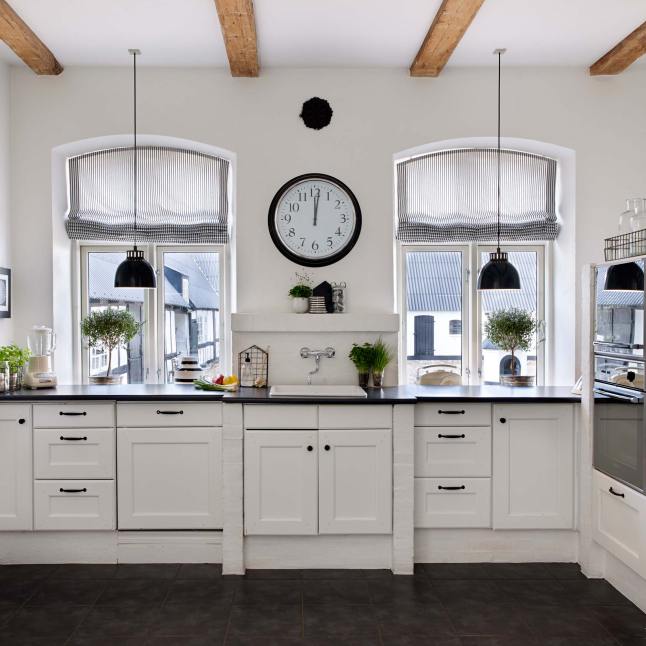 Una ristrutturazione in bianco e nero Danimarca farmhouse 1