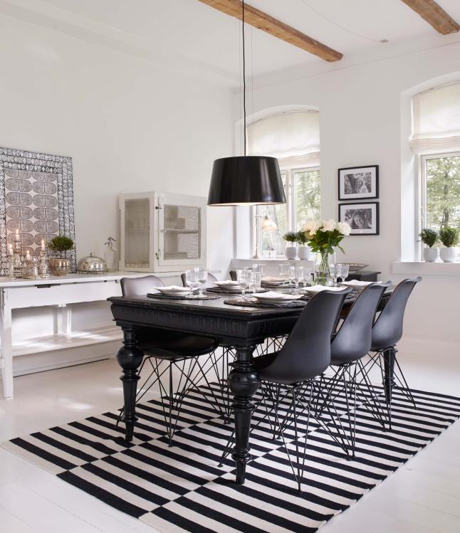 Una ristrutturazione in bianco e nero Danimarca farmhouse 3