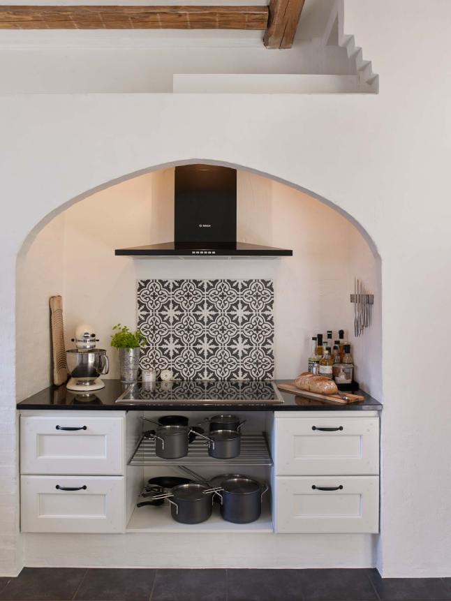 Una ristrutturazione in bianco e nero Danimarca farmhouse 4