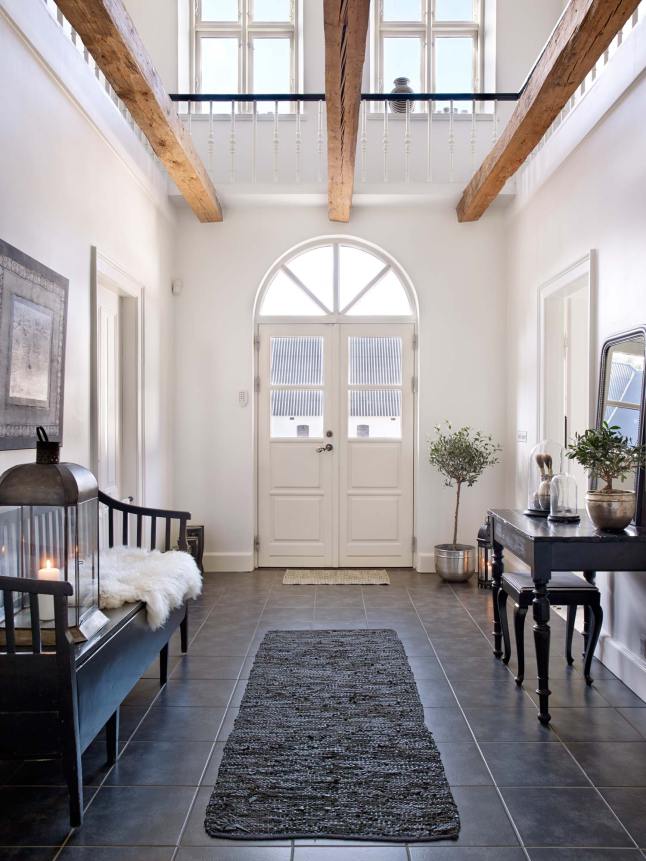 Una ristrutturazione in bianco e nero Danimarca farmhouse 6