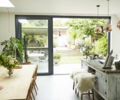 Cucina con vista sul giardino
