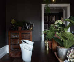 Interno svedese dai colori scuri e avvolgenti