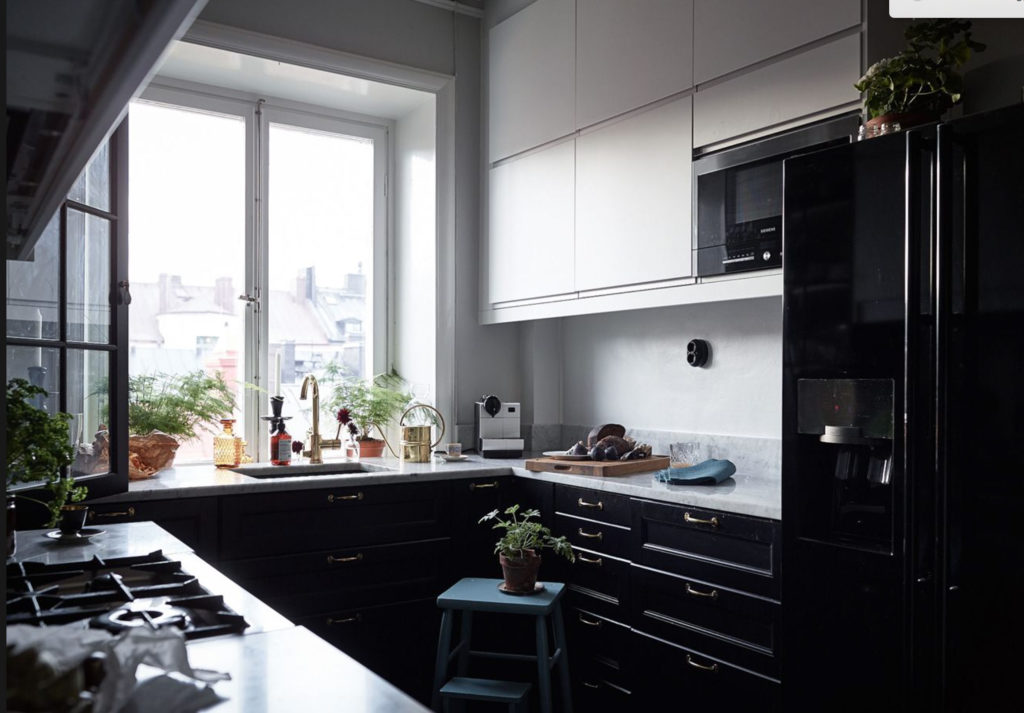 Pareti scure cucina