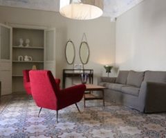 Airbnb seires: due poltrone rosse per un interno siciliano