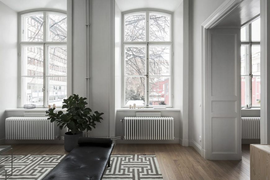 Soppalco e grandi finestre per un elegante appartamento svedese – In ...