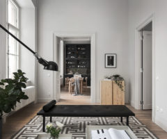 Soppalco e grandi finestre per un elegante appartamento svedese