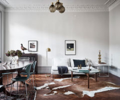 Un appartamento svedese con i soffitti in stucco