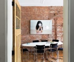Decor Tips: pezzi iconici e stucchi originali per trasformare un ufficio in appartamento