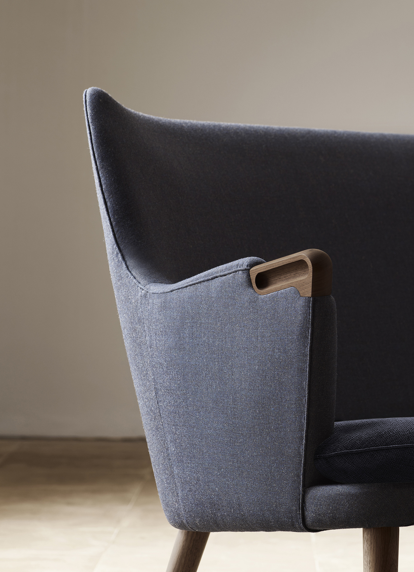 Wegner_CH71-Walnut-Oil-Canvas794-Sif98_Detail Special Products: il divano di Carl Hansen and sons