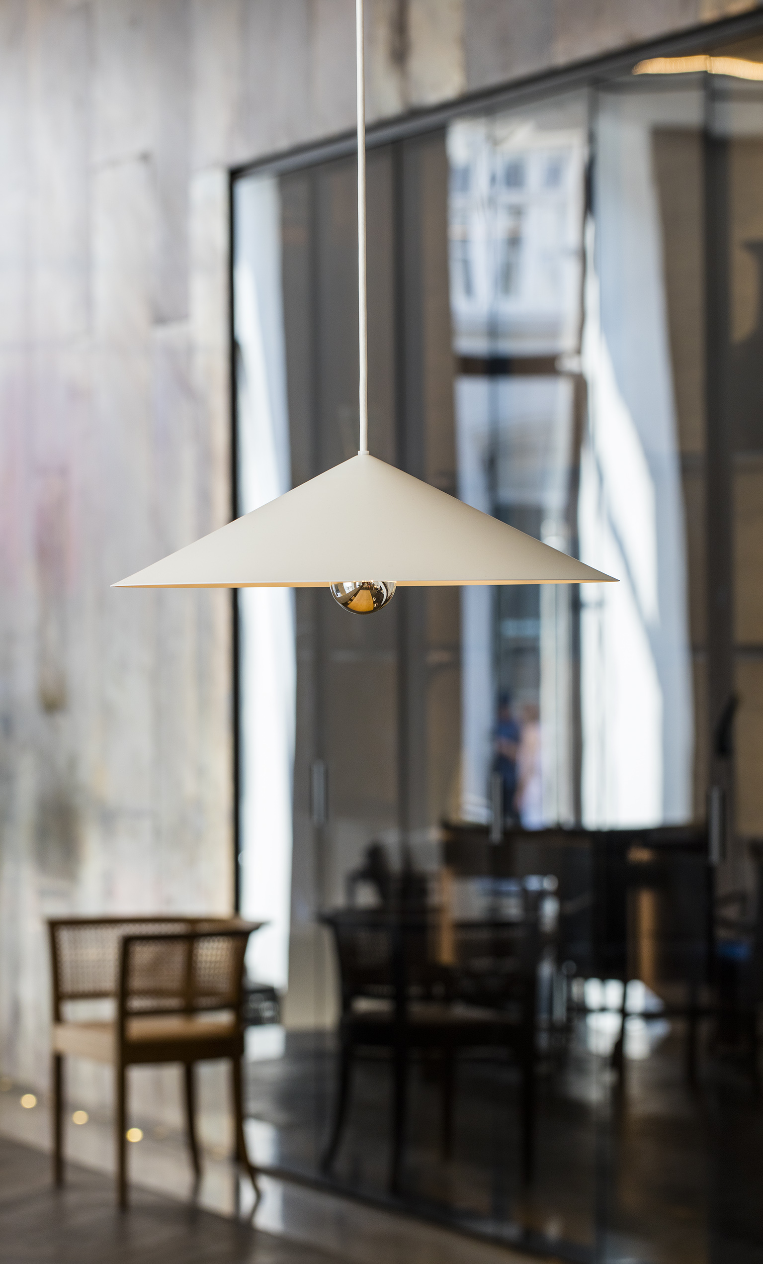 BT1001-Pendant-1-White_Faaborg Chair copia inthemoodfordesign