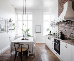 Interior Inspiration: parete in mattoni a vista per una cucina dalle dimensioni contenute