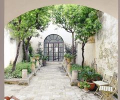 Vacanze Italiane: un’antica casa salentina ruota attorno al cortile