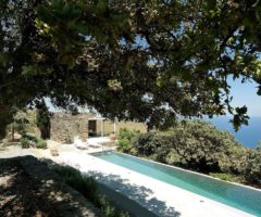Summer Holidays: una casa in pietra a picco sul mare a Kea