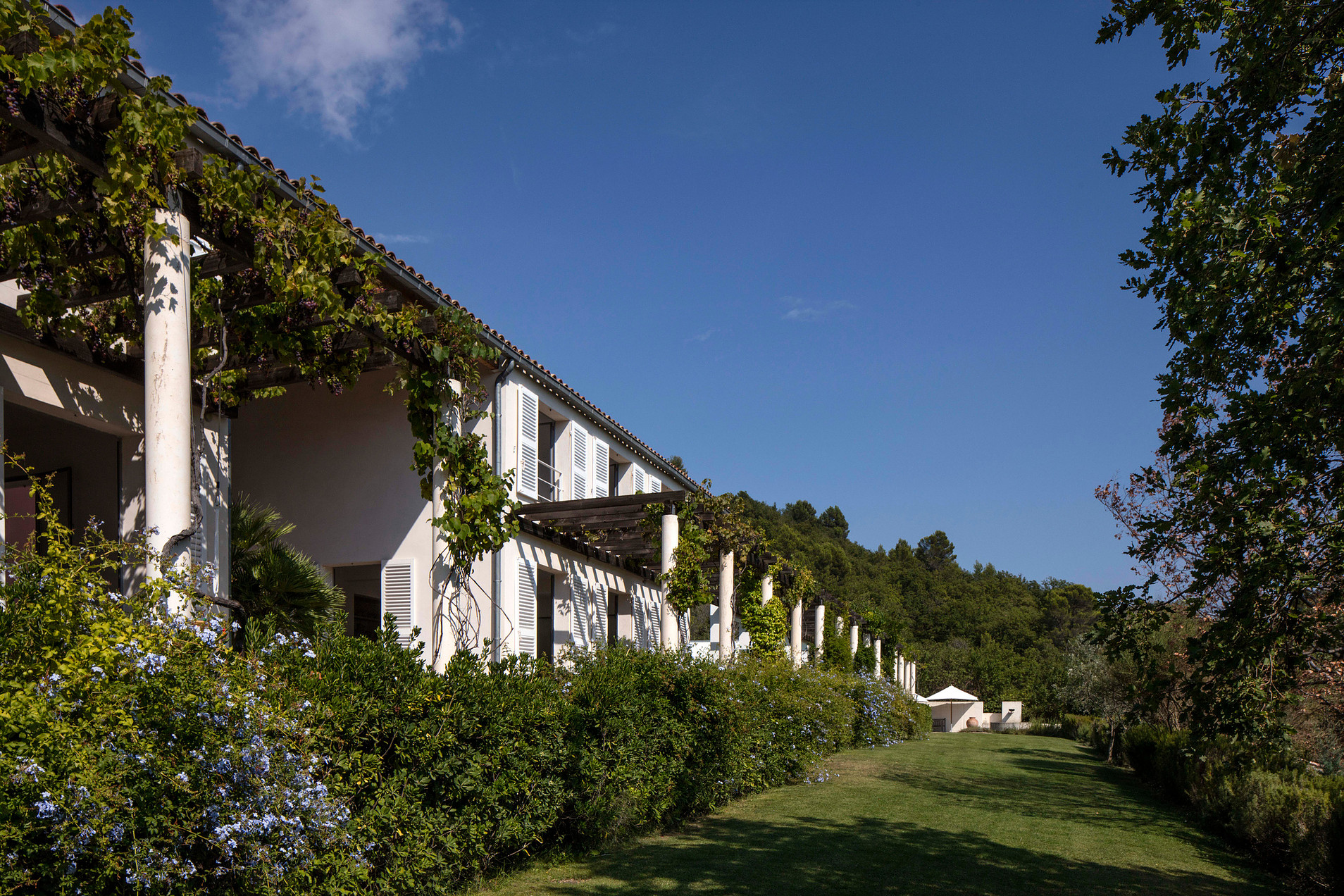H Within one hour of Nice and Toulon Airports, Villa Jones is set in the hills above the village of Bargemon in the Haut Var. The surrounding landscape of olive groves and woodland has spectacular views south towards the Mediterranean and north to the Col du Bel Homme. Excursions to the sea, the Gorges du Verdon, lakes, Thoronet Abbey and skiing are all within an hour’s drive. The villa was designed and built by Edward & Margot Jones as a holiday house for their family. South facing, it is long in plan and narrow in section, giving all rooms the benefit of the view and generous cross ventilation. With its thick walls (and radiators for winter) the house is comfortably insulated in both summer and winter. Living areas inside and out are spacious: large dining, living, kitchen and double height loggia (with BBQ), 60 metre long pergola, and a 14 metre salt system pool with shower. The pool can be enclosed with 'afnor' approved fencing which is easily removed and stowed away. Pets welcome. The villa offers total privacy.