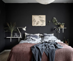 Spotlight on color: look deciso per una stanza da letto dalle pareti scure