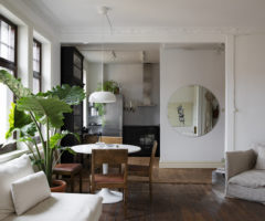 Tiny and cozy: pavimenti in legno e lampade vintage per un piccolo appartamento