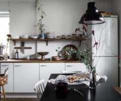 Tiny and cozy: pareti color ardesia per un interno piccolo e accogliente