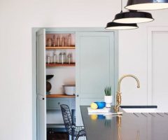 Spotlight on colors: una palette nei toni freddi per una cucina dai dettagli industrial