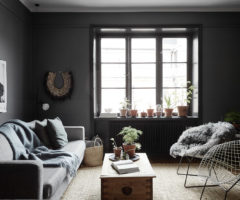 Interior Inspiration: un piccolo soggiorno diventa speciale con i colori scuri