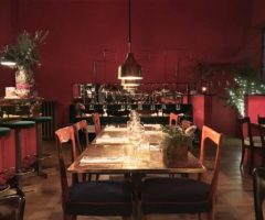 Taste the beauty: colori caldi e tanto rosso per un ristorante greco a Milano