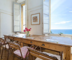 Airbnb series: un appartamento con vista mare per una vacanza in Costa Azzurra